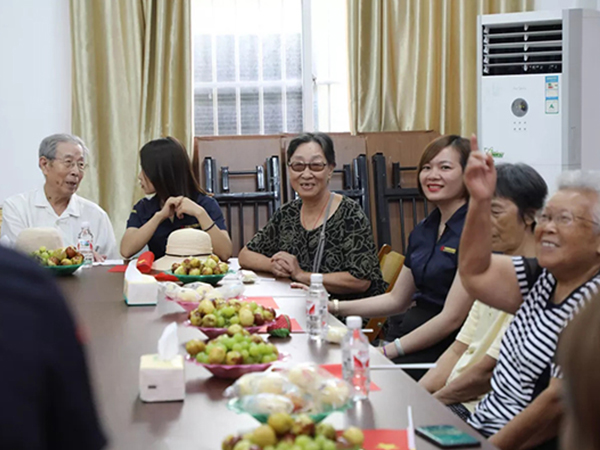 中庭裝飾集團(tuán)丨“情暖中秋，將愛(ài)傳承”——走進(jìn)金浦社區(qū)慰問(wèn)高齡老人